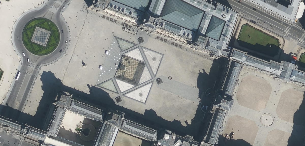Photo aérienne pyramide Louvre